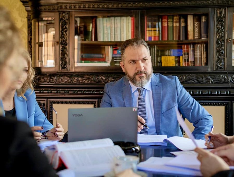 Hrvoje Krivić in a client meeting at the law office Krivić, Krivić, Aćimović and Ranđelović